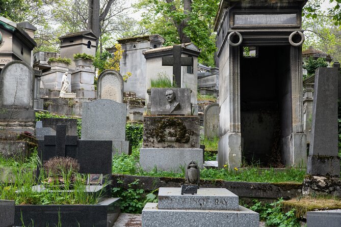Private Père Lachaise Cemetery Walking Tour - Stop 1: The tomb stories, love affairs, and famous names