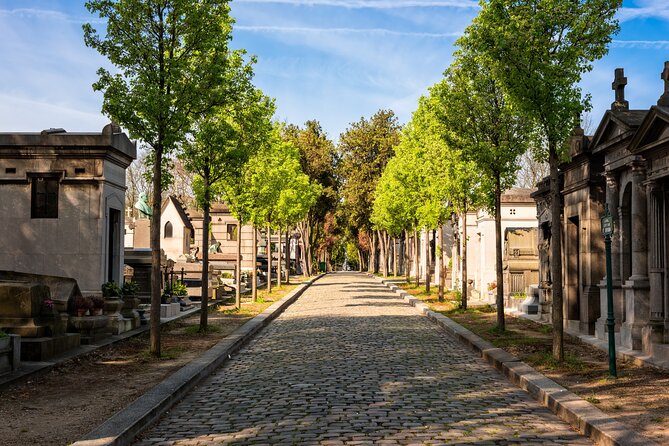 Private Père Lachaise Cemetery Walking Tour - Small-group navigation: why max size matters in a huge cemetery