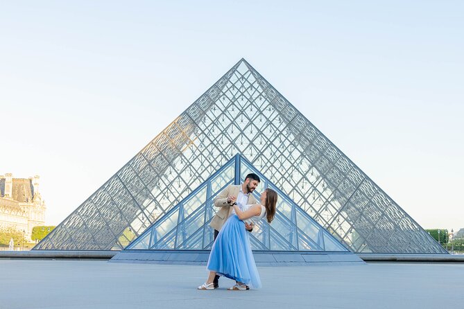 Private Photoshoot at the Louvre area in Paris - Meeting at the Louvre Pyramid: how the 1-hour session flows