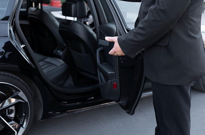 Private Sedan Transfer Charles de Gaulle Airport to Paris - The ride itself: direct, private, and shaped by traffic