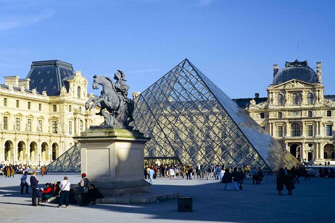 Private Tour in Italian of Paris: Centre, Montmartre, Louvre - Montmartre on Foot: Romance, Neighborhood Texture, and Street-Level Paris