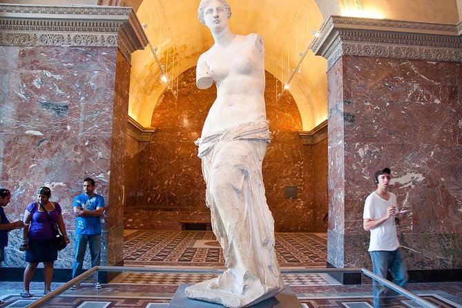 Private tour Louvre By night - Meeting at the Louvre pyramid: why the 6:00 pm start helps