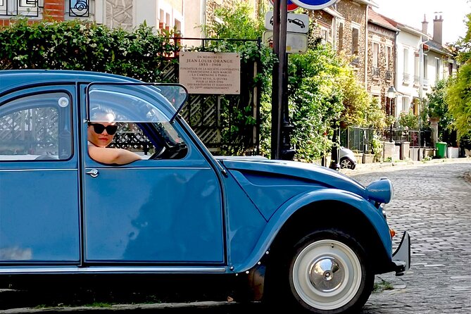 Private Tour of Paris in a convertible citroën 2CV - Pickup and the start: meeting Jean-Baptiste by the small blue convertible