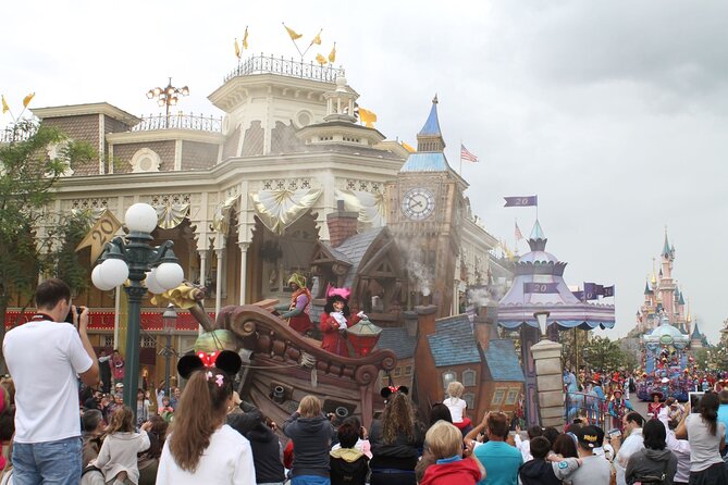 Private transfer from Paris to Disneyland - Inside the vehicle: luggage help, bottled water, and little extras