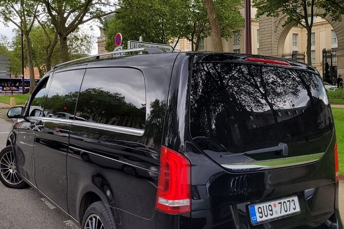 Private Transfer Paris from and to Airport (CDG, Orly, Beauvais) - The ride itself: Wi‑Fi, water, and comfort that starts on the curb