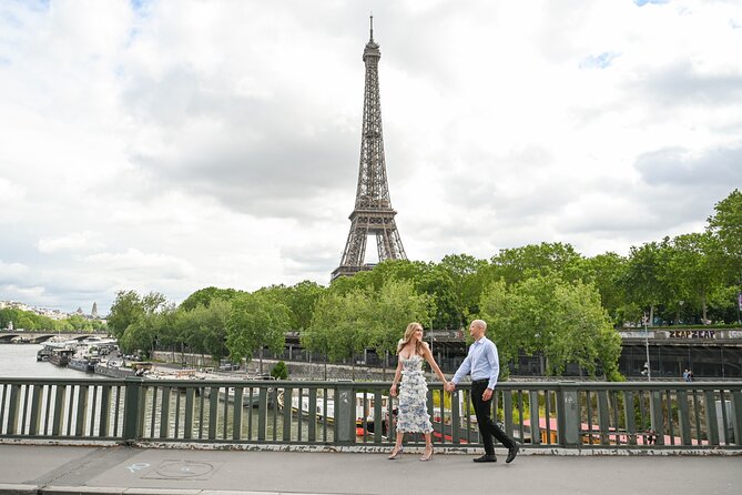Private Vacation Photos in Paris - Rain doesn’t end the session: covered bridge Eiffel views