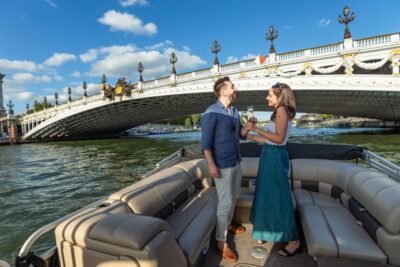 Romantic photo shooting on a private boat in Paris - Where you board by Île aux Cygnes (and why that start feels smart)