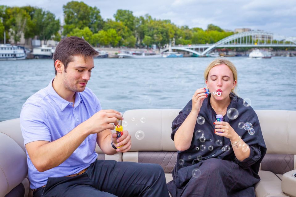 Romantic photo shooting on a private boat in Paris - How the photo session works without taking over your romance