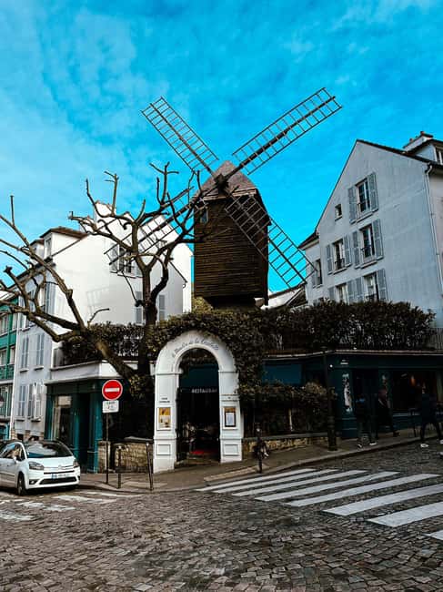 Sacré-Cœur de Montmartre Guided Tour - Clos Montmartre vineyard and Place du Tertres: the artist square vibe, plus the working landscape