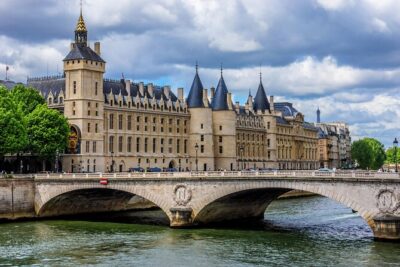 Sainte Chapelle and Conciergerie 1.5-Hour Private Guided Tour - Sainte-Chapelle: why its stained glass feels engineered, not accidental