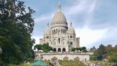 See 10+ Top Paris Sights - Fun Local Guide - Finding Your Start at Metro Anvers (Paris City Vision Kiosk)