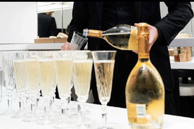 See 15 plus Paris Sights Tour and Fun Perfume Experience - Crossing the Seine zones: Conciergerie, Quartier Latin, and the old-city core