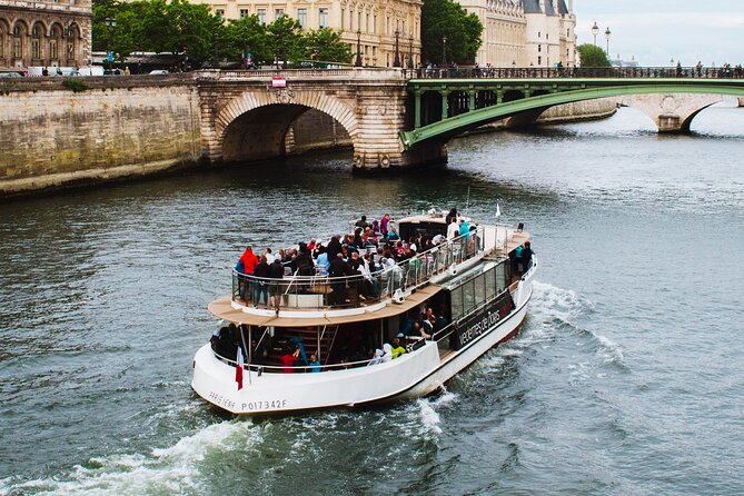 Seine River Cruise with Commentary 1 Hour - Smart Dress and Best Timing: Daylight vs. Night Views