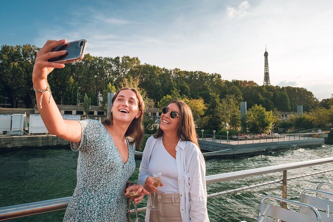 Seine River Evening Cruise with Music (Drink Options) - Île Saint-Louis, Hôtel de Ville, and the Conciergerie: Politics and Prestige from the River