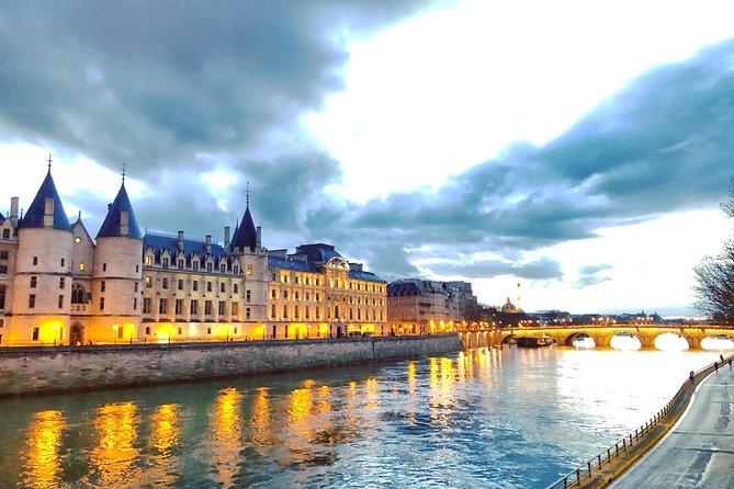 Semi-Private French Revolution and Conciergerie tour - Hotel de Ville: a government building that keeps showing history