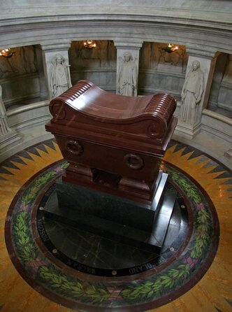 Skip-the-line Invalides Dome Louis XIV & Napoleon Tour - Exclusive Guided Tour - Start at Hôtel des Invalides: Louis XIV’s courtyard mood