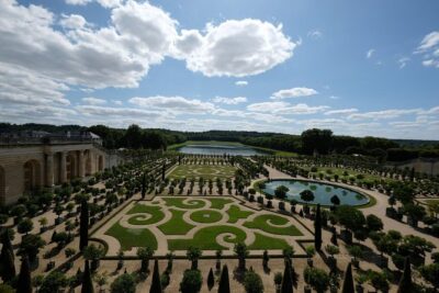 Small Group Paris to Versailles Day Trip with Garden Stroll - Hall of Mirrors and the palace story: why a guide matters