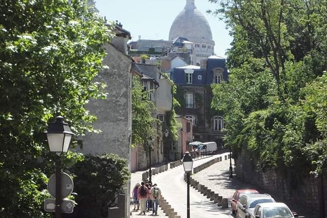 Small group visit to the Montmartre district in Italian - Montmartre on a human scale with an Italian-speaking guide