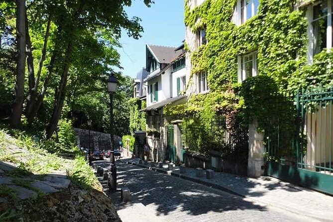 Small group visit to the Montmartre district in Italian - La Petite Maison Rose: a pink house with a purpose