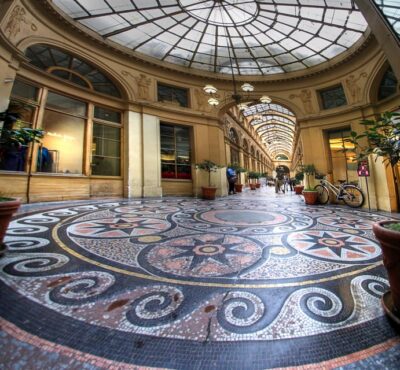 The covered passages of Paris - Meeting at Place Colette near the Comédie-Française