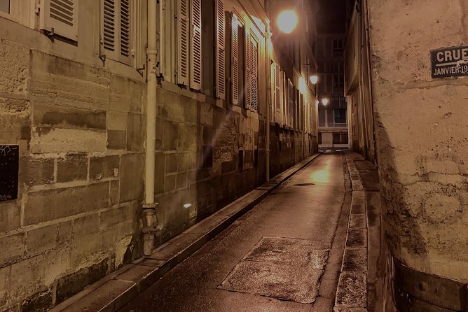 The Darkest Secrets of Paris - Stop 3: Pont Neuf and the executed-secret-society vibe