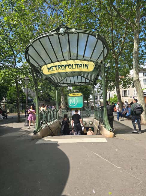 The historic district of Montmartre - Montmartre’s photo stop: learning how to read the hill