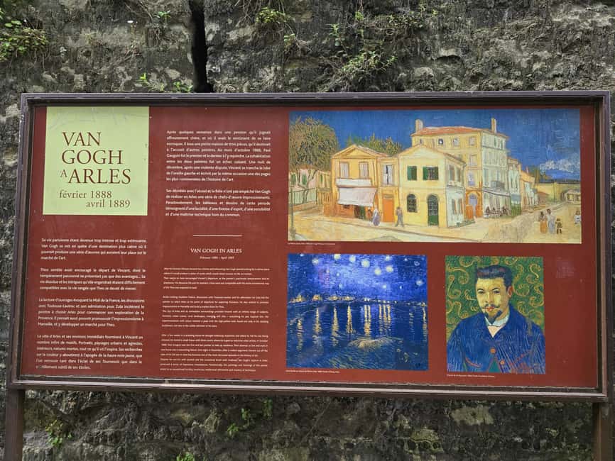 The historic district of Montmartre - Language choice matters: English and French guides