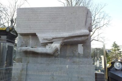The Père Lachaise Cemetery: Guided 2-Hour Small-Group Tour - What Père Lachaise feels like on the ground: huge, theatrical, and very human