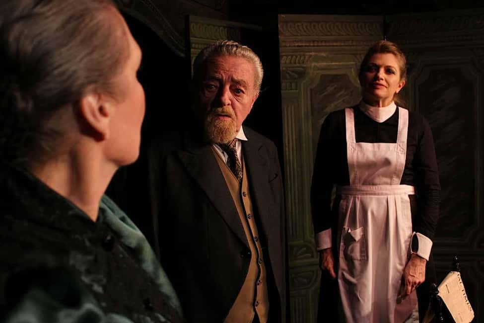 Theatre in Paris: The Bald Soprano (La cantatrice chauve) - Your seats and the projection trick: how to enjoy it without straining