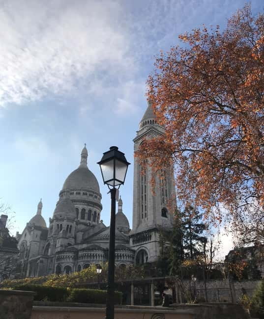 Tour in Italian of the Montmartre district with local guide - The Wall of Love, Maison Rose, and Place du Tertre: iconic sights with real context