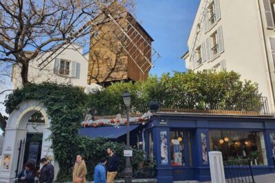 Tour in Italian of the Montmartre district with local guide - Starting at Place des Abbesses: the route sets the mood fast