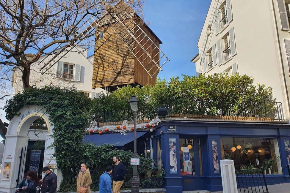 Tour in Italian of the Montmartre district with local guide - Starting at Place des Abbesses: the route sets the mood fast