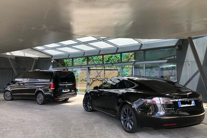 Transfer between Paris and airports CDG/ORLY/LBG (Van 8pax) - What you get in the van: water, child seats, and family-friendly handling