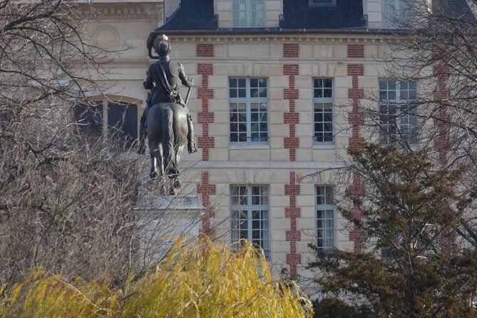 Treasure Hunt in Paris – From the Panthéon to the Louvre - The Louvre finale: where the chest story comes together