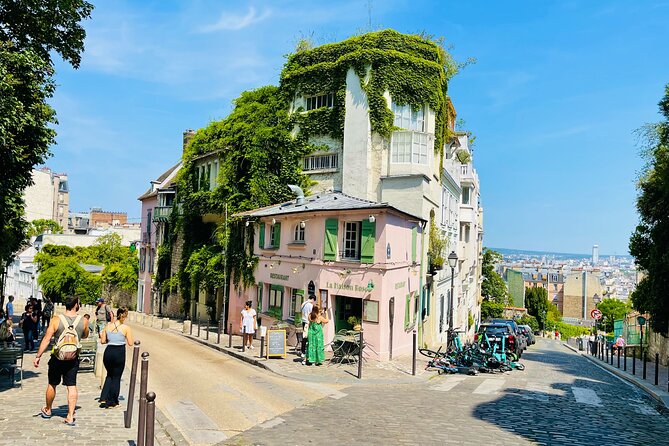 Unique Montmartre photo tour with VOGUE photographer - English, timing, and the scheduling advantage