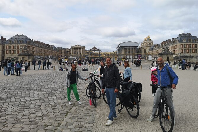 Versailles Full-Day Electric Bike Tour : Market, Picnic & Palace - Picnic by the Grand Canal: the calm before the crowds