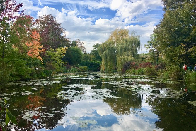 Versailles Palace and Giverny Private Guided Tour from Paris - Getting from Paris: luxury van, hotel pickup, and real driving time