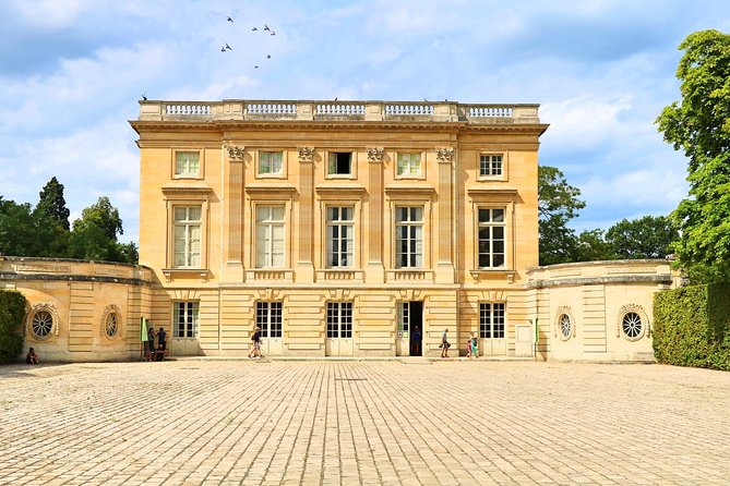 Versailles Palace Best of Estate Private Day Tour with Lunch & Queen's Hamlet - Queen’s Hamlet: Marie Antoinette’s countryside fantasy