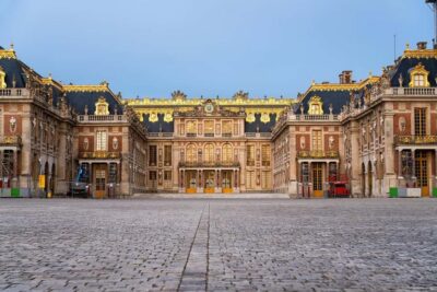 Versailles: Palace & Gardens Guided Tour with Entry Tickets - Finding the meeting point fast (and why 15 minutes early matters)