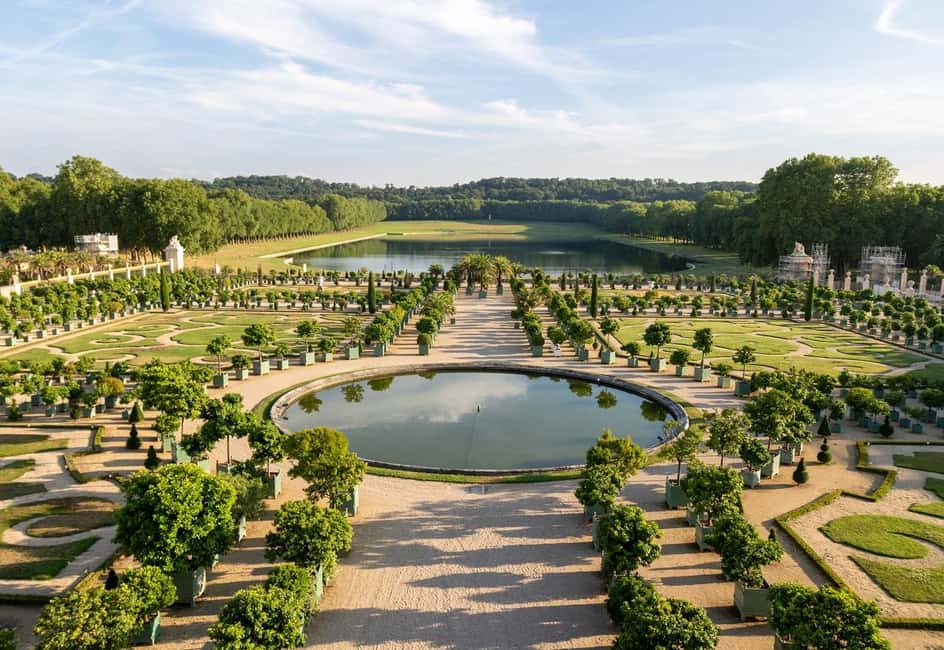 Versailles: Palace & Gardens Guided Tour with Entry Tickets - Coach Gallery: royal status you can spot without another royal bedroom
