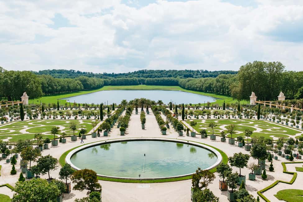 Versailles: Palace, Gardens & Marie Antoinette’s Estate Tour - Guide style matters: what the best days have in common