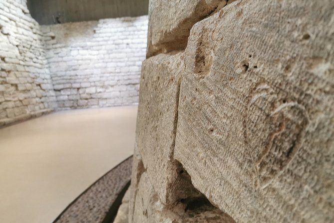 Versailles Palace & Louvre Museum Private Day Tour from Paris - Guides can make or break the story