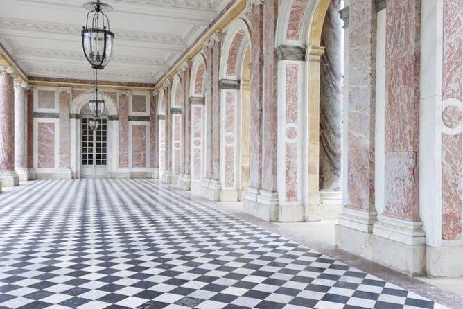 Versailles Palace & Marie-Antoinette's Estate Guided Tour - Riding in comfort: the Paris-to-Versailles morning