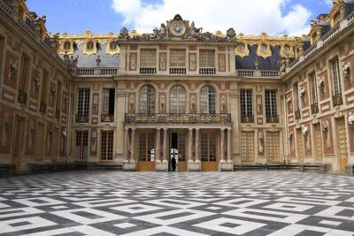 Versailles Palace & Marie-Antoinette's Estate Private Guided Tour with Lunch - Lunch at La Flottille (and the Restaurant Reality Check)