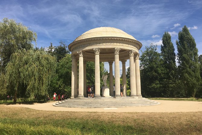 Versailles Palace & Marie-Antoinette's Estate Private Guided Tour with Lunch - Le Hameau de la Reine: The Queen’s Hamlet in Practice