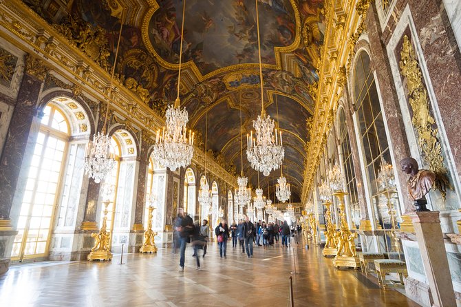 Versailles Palace with private guide - Starting at the Statue équestre de Louis XIV: get your bearings fast