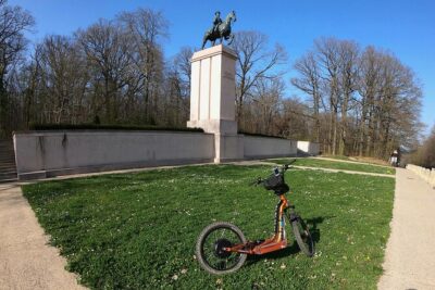 Versailles: Path of the Heroes on original electrics 2 wheels - Memorial de L’Escadrille La Fayette: the hour that sets the tone