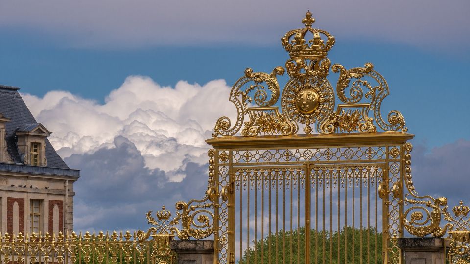 Versailles: Private Tour of the Palace with Reserved Entry - Entering Versailles Fast at Place d’Armes