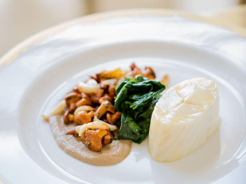 Versailles: Skip-the-Line Palace Entry Ticket & Lunch at Ore - Crémant and wine with your view: the feel of this stop
