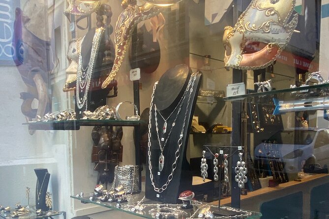 Vintage Shopping Tour In Paris with a Guide - Why Paris vintage shopping is better with a stylist on your side